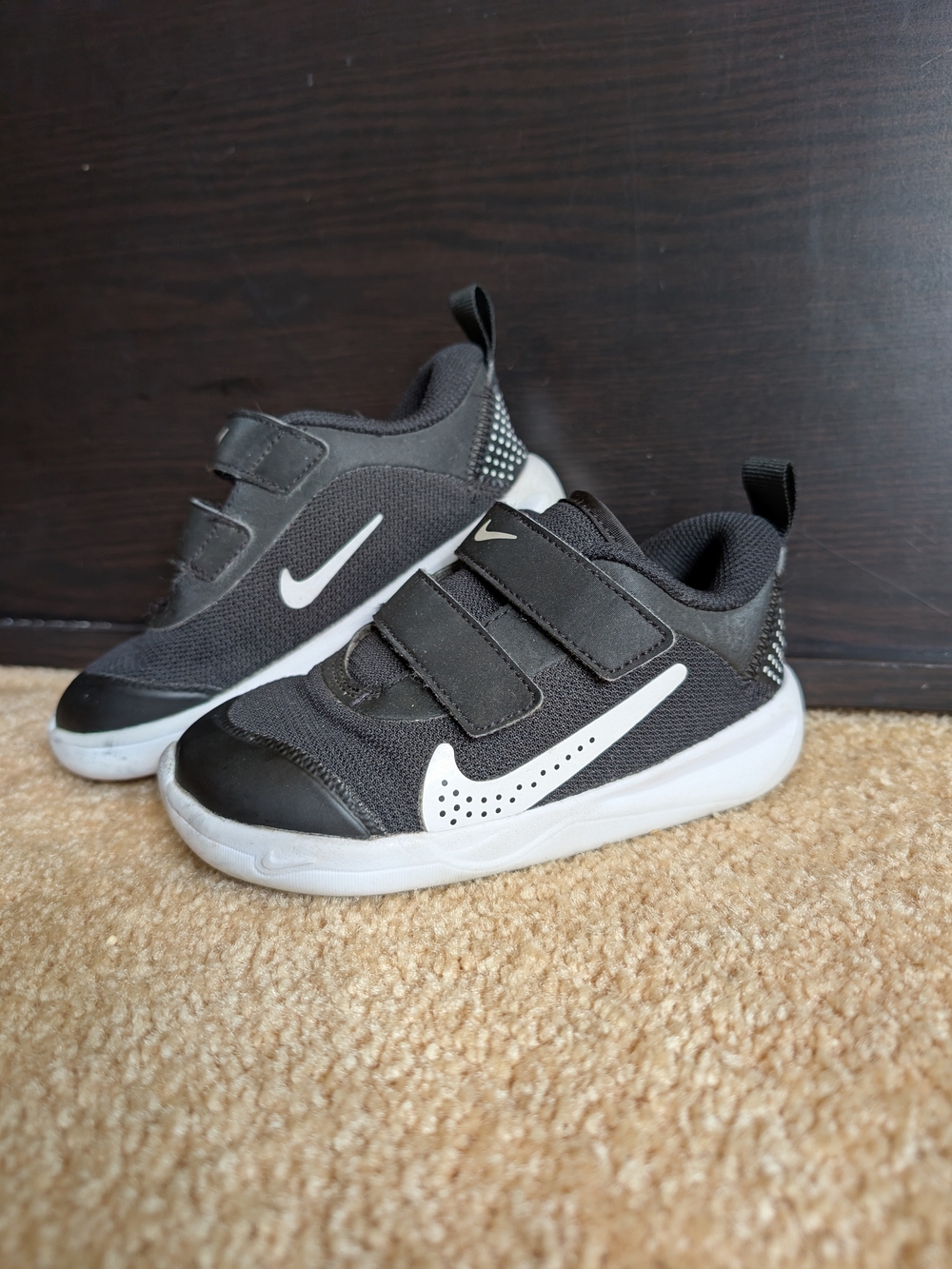 Nike Toddler Omni Multi-Court Black and White Velcro Sneakers 9C